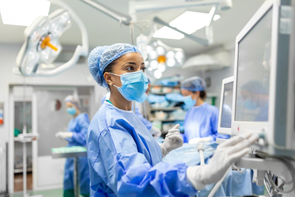 surgeon using screen in OR
