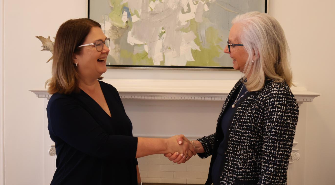 Dr. Jane Philpott and Dr. Diane Lougheed shaking hands