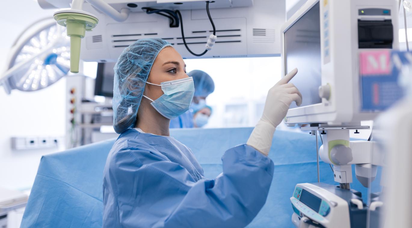 physician using a screen in the emergency room