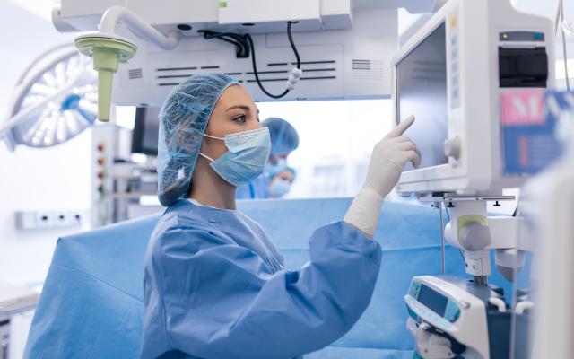 physician using a screen in the emergency room